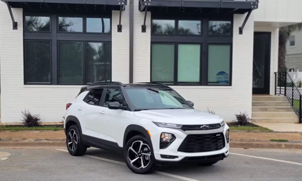 White Chevy Trailblazer 2023 angle right