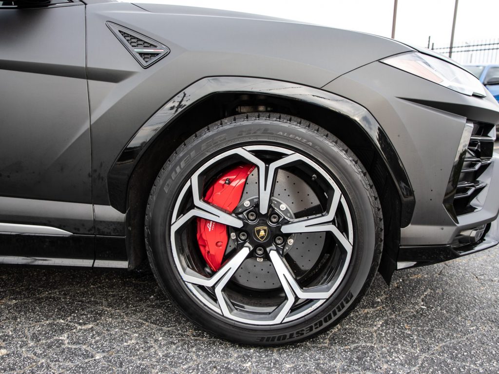 Black Lamborghini Urus black wheel red brakes - Copy
